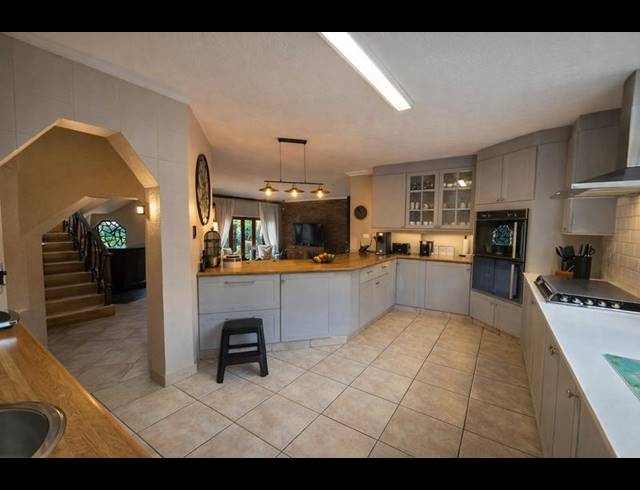 8 BEDROOM HOUSE FOR SALE IN ZWARTKOP